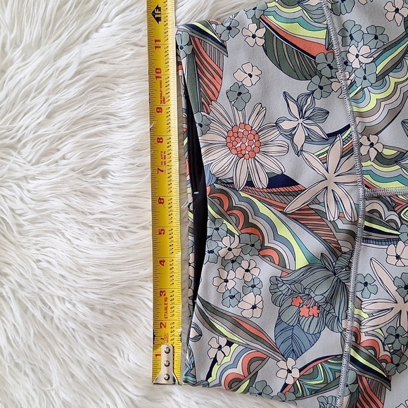 Victoria’s Secret Sport Knockout Vibrant Floral Capri Leggings - Picture 11 of 13